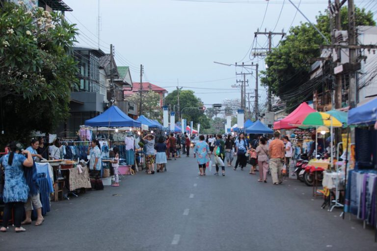 ตลาดต้องชม! ถนนผ้าคราม @สกลนคร ล่ะเบ๋อ