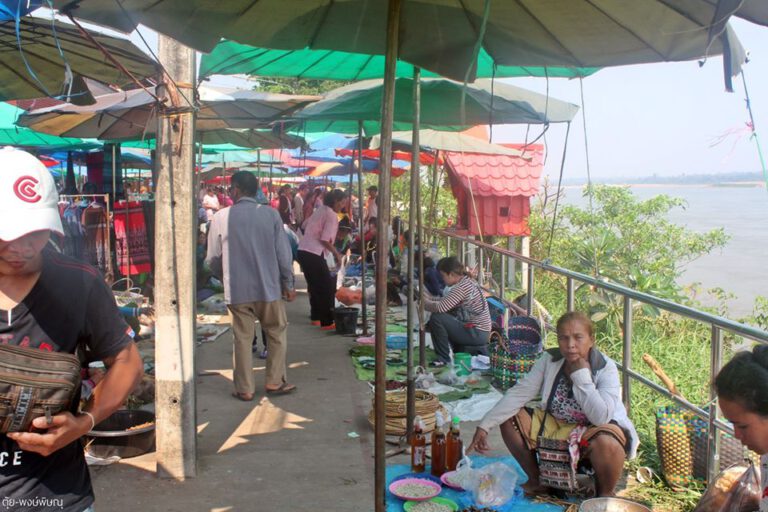 พาชมของกิน ณ ตลาดไทย-ลาว  อำเภอท่าอุเทน จังหวัดนครพนม