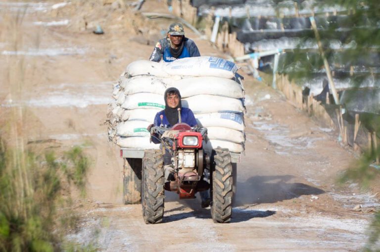 พาชม สุดยอดแหล่งผลิตเกลือสินเธาว์ จากภูมิปัญญาชาวบ้าน ณ บ้านท่าเกลือ ต.กุดเรือคำ อ.วานรนิวาส จ.สกลนคร.