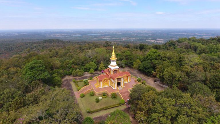 พาเที่ยว ศาสนสถานสังเวชนียสถาน 4 ตำบล ณ วัดถ้ำพวง อ.ส่องดาว จ. สกลนคร