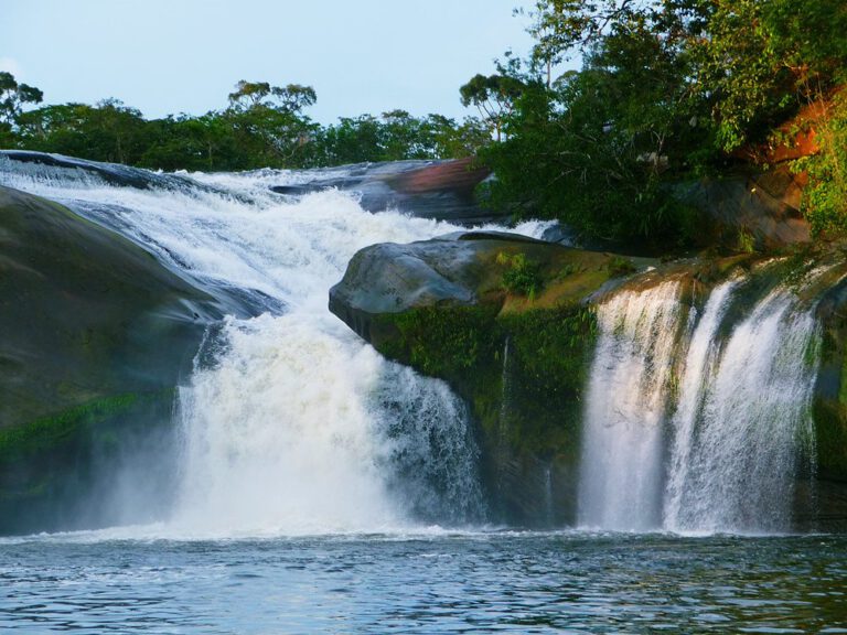 สวนน้ำธรรมชาติ  “น้ำตกเจ็ดสี”  อ.เซกา จ.บึงกาฬ