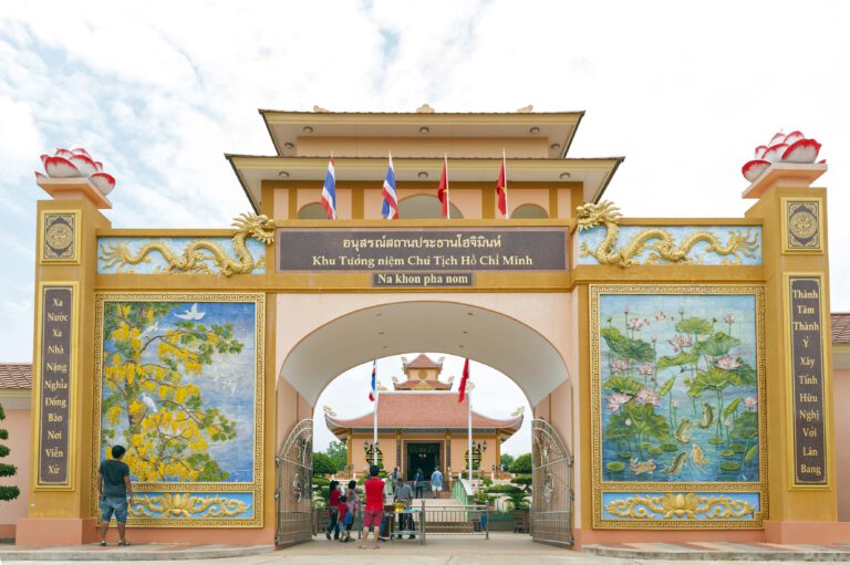 พาเลาะ นครพนม  “อนุสรณ์สถานประธานโฮจิมินห์” สวยงามยิ่งใหญ่ สไตล์ไทยเวียดนาม